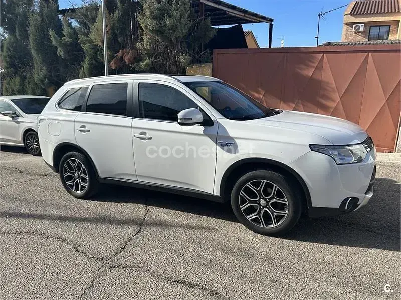 Usado Mitsubishi Outlander P-HEV 203 CV (149 kW) 2015 Blanco SUV