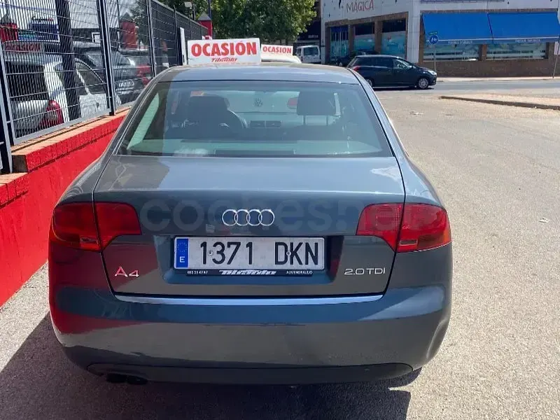 Usado Audi A4 140 CV (102 kW) 2005 Gris / plata Berlina