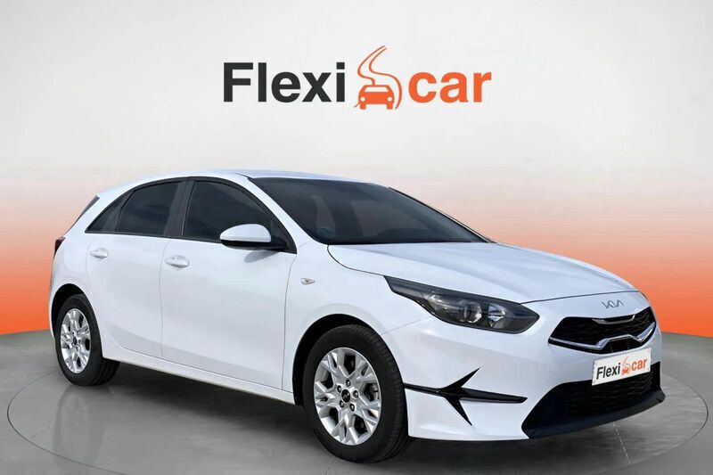 Blanco Usado 2023 Kia Ceed Berlina | 14.990 € (Buen precio) - Imagen 1/4