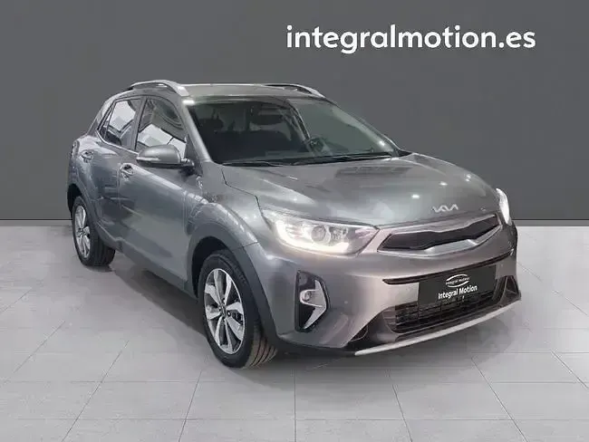 Usado Kia Stonic 100 CV (73 kW) 2024 Gris / plata SUV