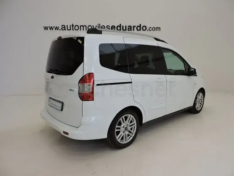 Usado Ford Tourneo Courier Trend 100 CV (73 kW) 2016 Blanco Monovolumen