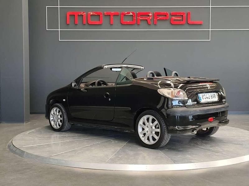 Usado Peugeot 206 138 CV (101 kW) 2002 Negro Descapotable