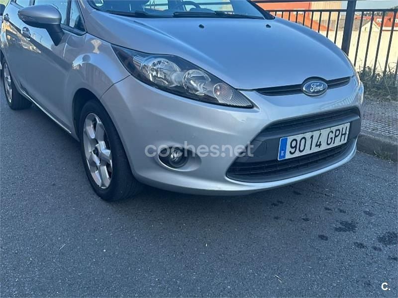 Gris / plata Usado 2009 Ford Fiesta Ambiente Berlina | 5500 € (Un poco caro) - Imagen 1/4