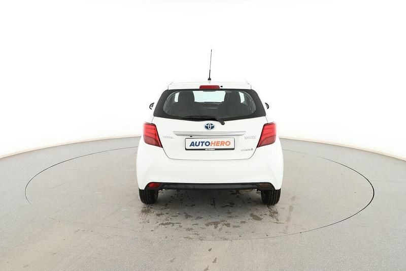 Usado Toyota Yaris Hybrid Active 101 CV (74 kW) 2015 Blanco Berlina