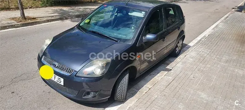 Usado Ford Fiesta Ghia 90 CV (66 kW) 2006 Marrón Utilitario
