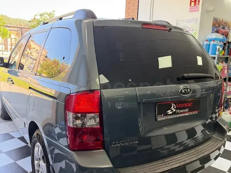 Usado Kia Carnival 185 CV (136 kW) 2009 Gris / plata Monovolumen