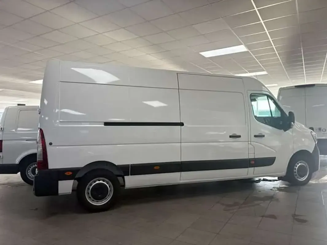 Usado Renault Master 135 CV (99 kW) 2023 Blanco Monovolumen