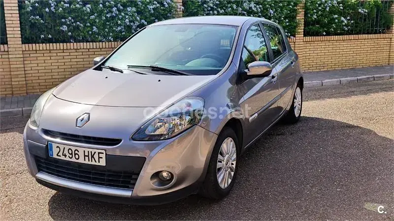 Usado Renault Clio IV Evolution 105 CV (77 kW) 2012 Gris / plata Berlina