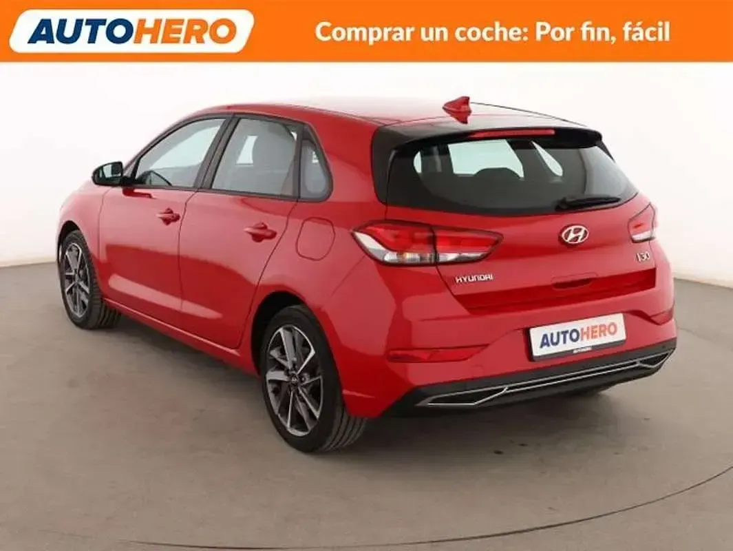 Usado Hyundai i30 110 CV (80 kW) 2022 Rojo Berlina
