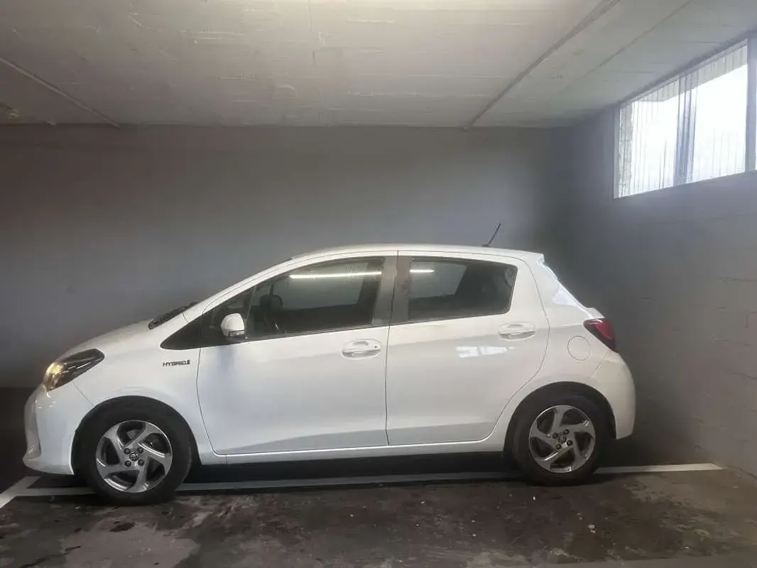 Usado Toyota Yaris Hybrid Active 99 CV (72 kW) 2015 Blanco Utilitario
