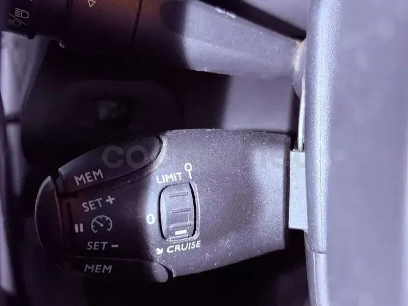Usado Peugeot Rifter Active 100 CV (73 kW) 2018 Blanco Monovolumen