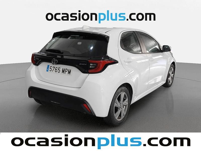 Usado Toyota Yaris Hybrid Active 116 CV (85 kW) 2024 Blanco Berlina