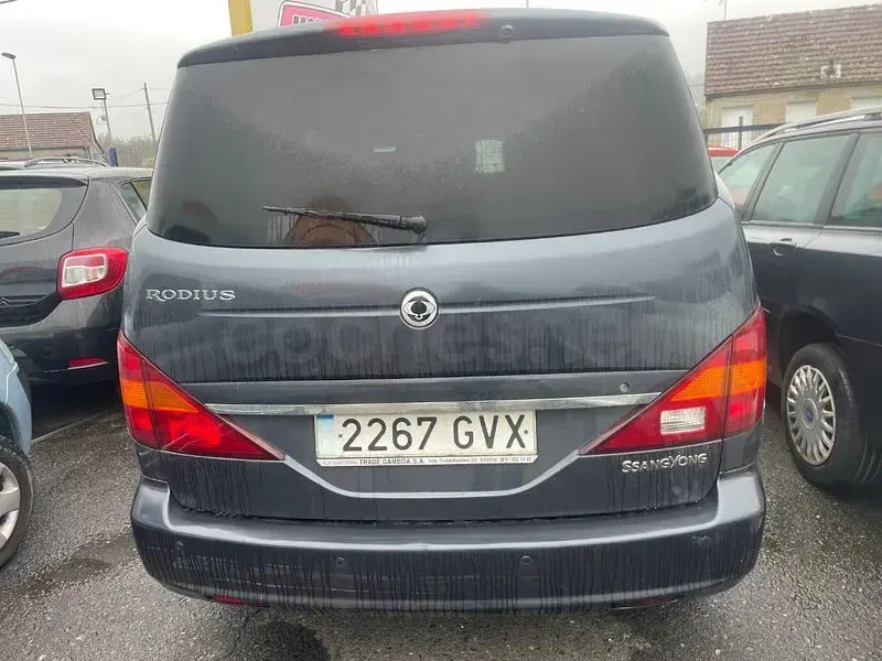 Usado SsangYong Rodius Limited 165 CV (121 kW) 2010 Gris / plata Monovolumen