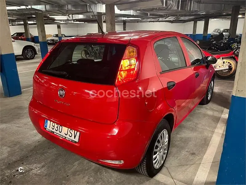 Usado Fiat Punto Pop 69 CV (50 kW) 2016 Rojo Utilitario
