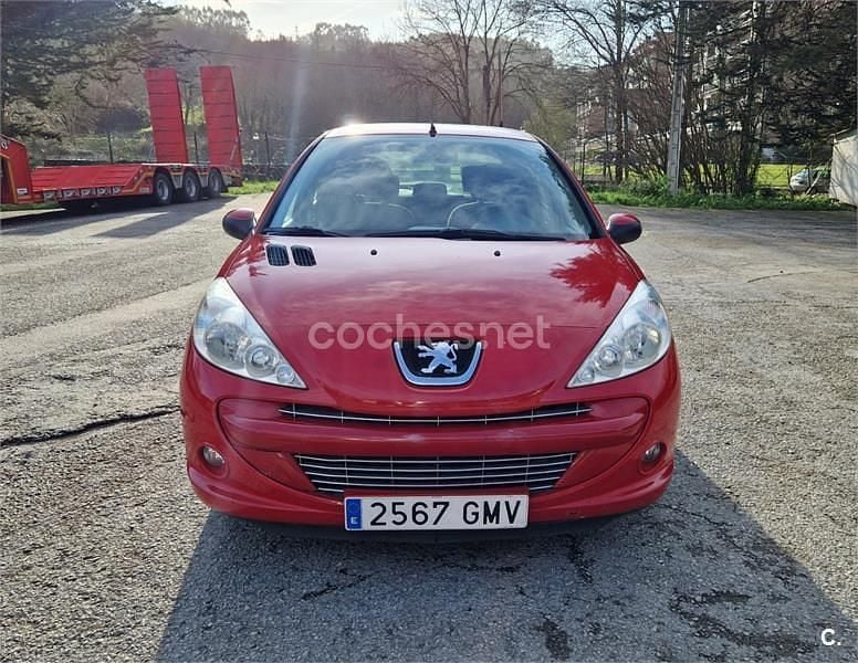 Usado Peugeot 206+ 60 CV (44 kW) 2009 Rojo Utilitario