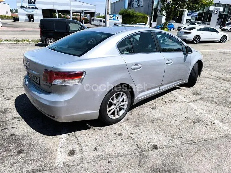 Usado Toyota Avensis Active 126 CV (92 kW) 2011 Gris / plata Berlina
