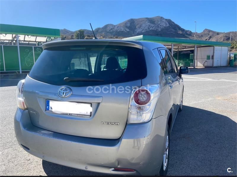Usado Toyota Verso Advance 126 CV (92 kW) 2011 Gris / plata Monovolumen
