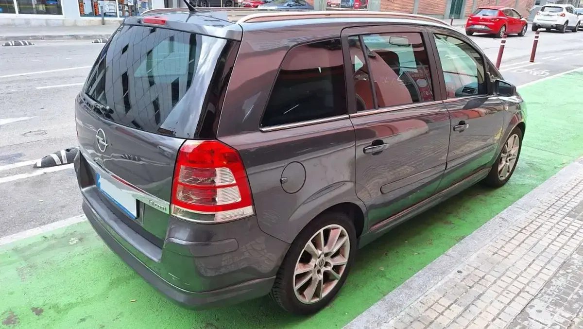 Usado Opel Zafira Cosmo 120 CV (88 kW) 2009 Gris Monovolumen