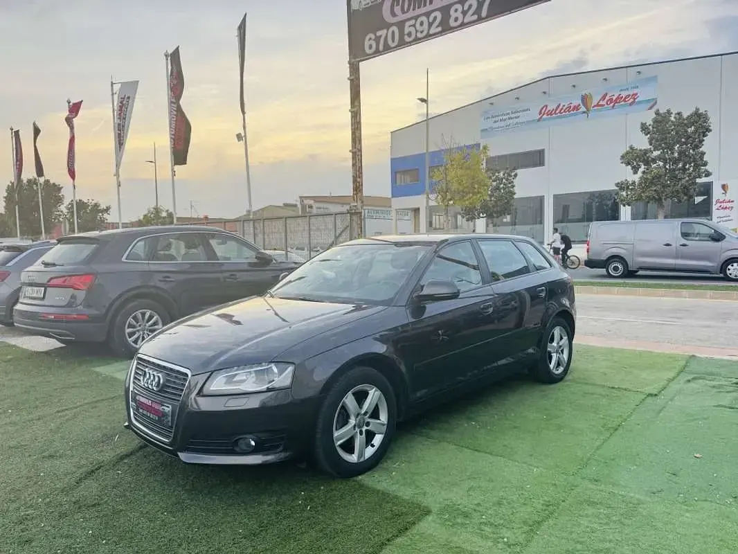 Usado Audi A3 Ambiente 160 CV (117 kW) 2010 Negro Utilitario