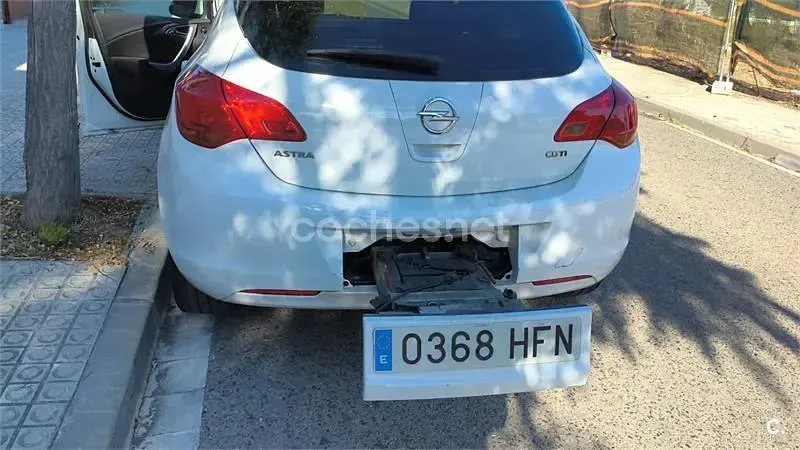 Usado Opel Astra Enjoy 125 CV (91 kW) 2011 Blanco Berlina
