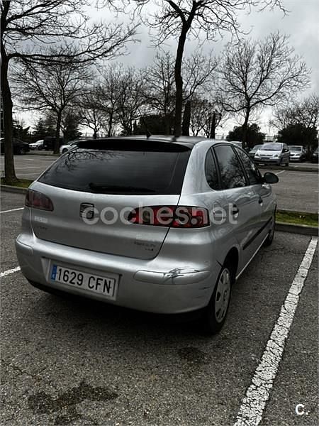 Usado Seat Ibiza Stella 100 CV (73 kW) 2003 Gris / plata Berlina