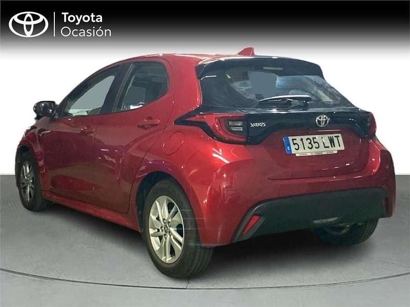Usado Toyota Yaris Edition 125 CV (91 kW) 2022 Rojo Utilitario