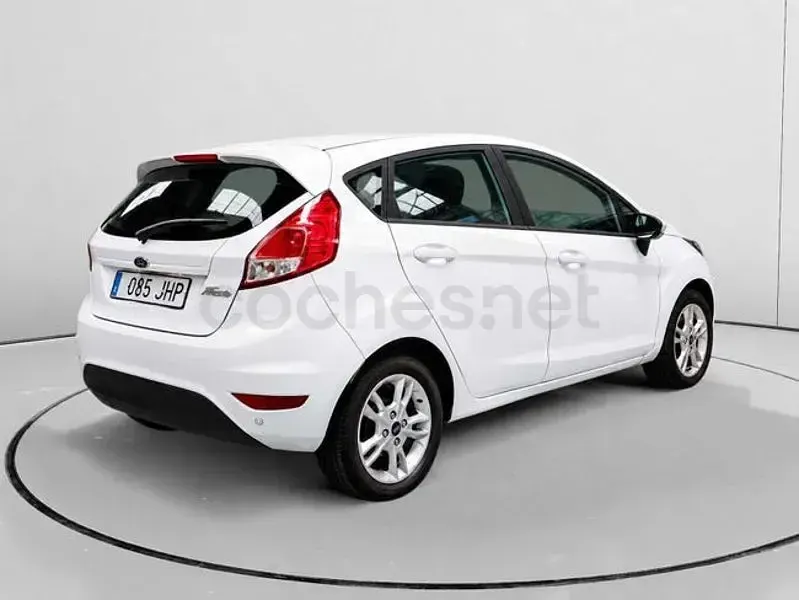 Usado Ford Fiesta Trend 95 CV (69 kW) 2015 Blanco Utilitario