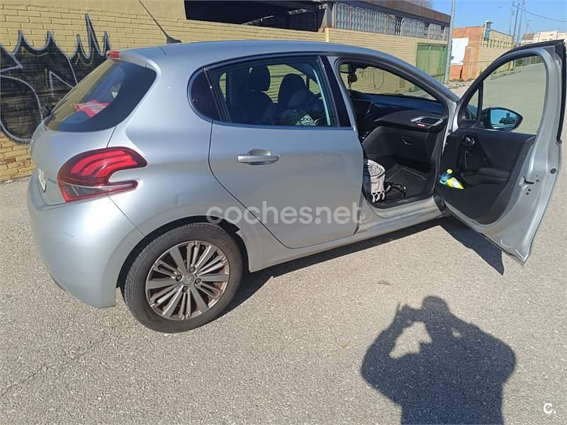 Usado Peugeot 208 Allure 110 CV (80 kW) 2017 Gris / plata Utilitario