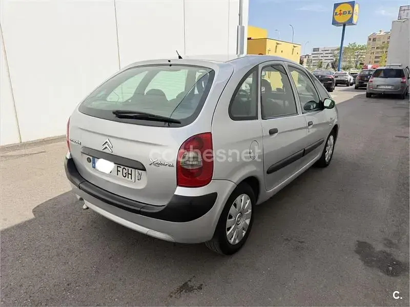 Usado Citroën Xsara Picasso 110 CV (80 kW) 2006 Gris / plata Monovolumen