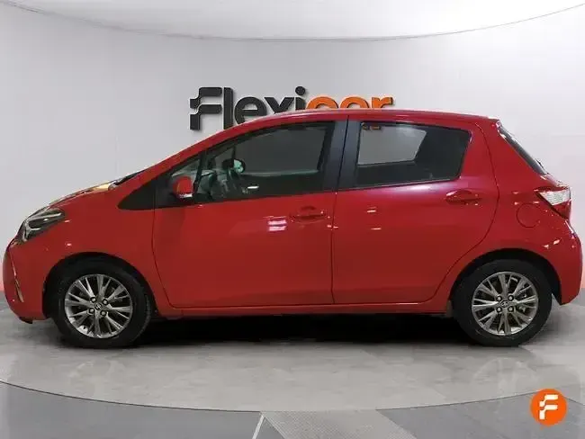 Usado Toyota Yaris Active 69 CV (50 kW) 2018 Rojo Utilitario