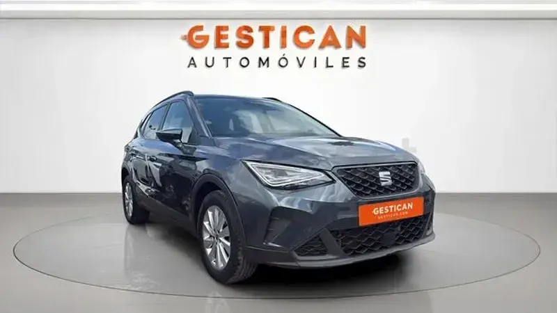 Usado Seat Arona Style 110 CV (80 kW) 2022 Gris / plata SUV