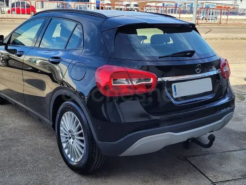 Usado Mercedes GLA200 136 CV (100 kW) 2018 Negro SUV