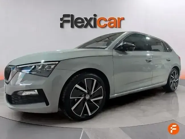 Usado Skoda Scala Sport 150 CV (110 kW) 2021 Gris Utilitario