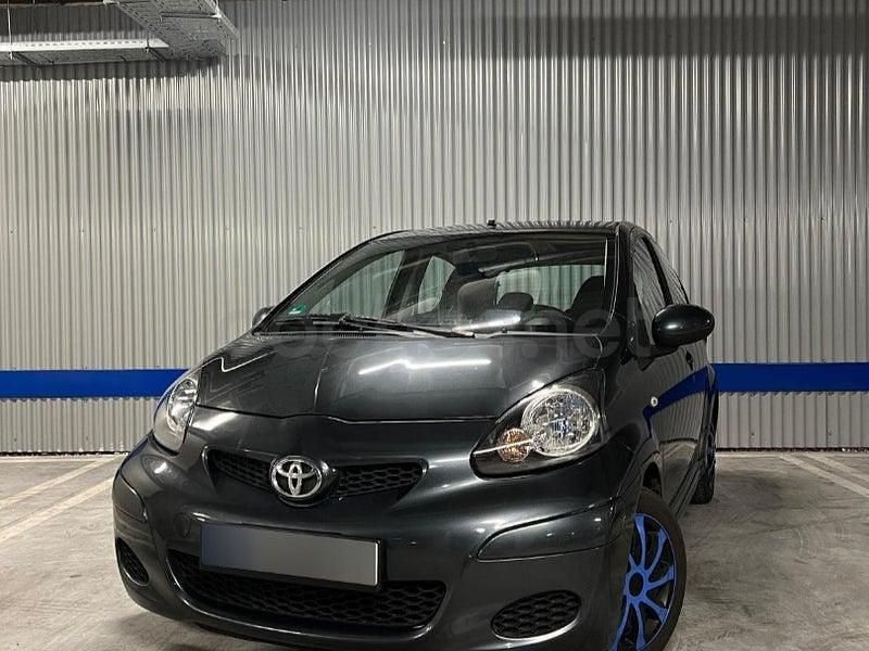 Usado Toyota Aygo Live 68 CV (50 kW) 2011 Azul Utilitario