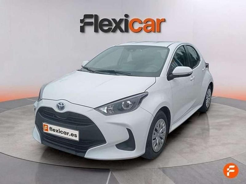 Usado Toyota Yaris Hybrid Active 116 CV (85 kW) 2021 Blanco Utilitario