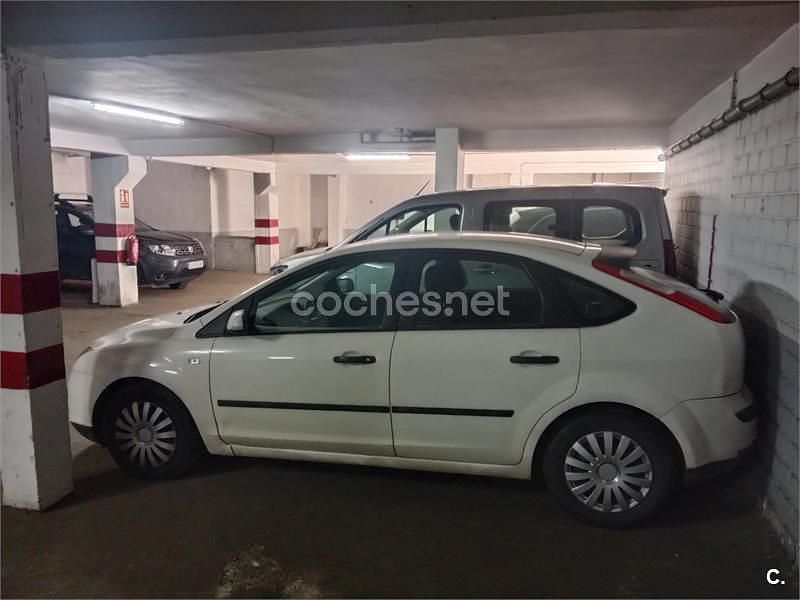 Usado Ford Focus Trend 90 CV (66 kW) 2005 Blanco Berlina