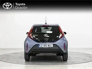 Usado Toyota Aygo Play 72 CV (52 kW) 2024 Gris