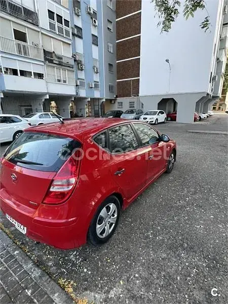 Usado Hyundai i30 Comfort 90 CV (66 kW) 2010 Rojo Berlina