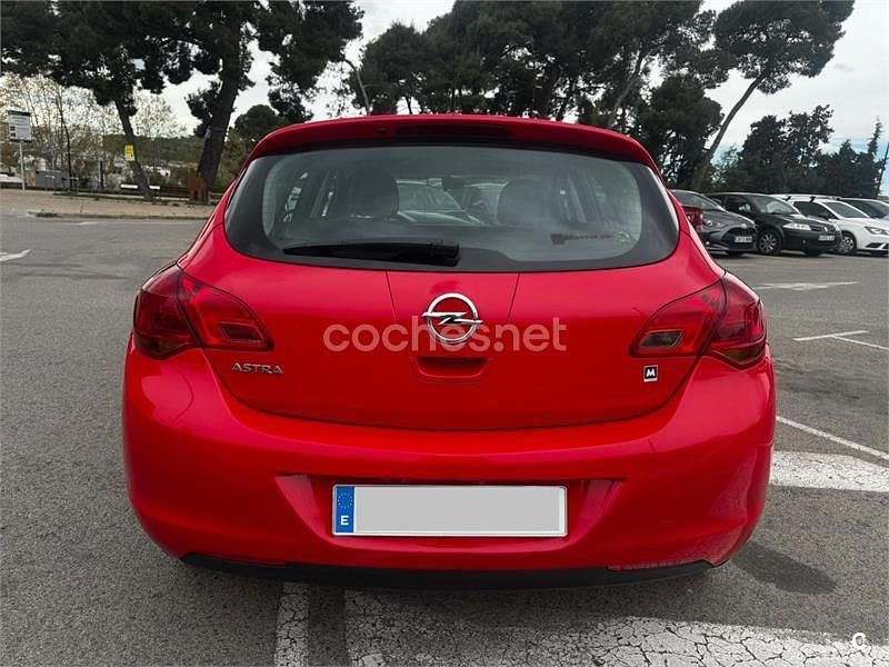 Usado Opel Astra Expression 100 CV (73 kW) 2011 Rojo Berlina