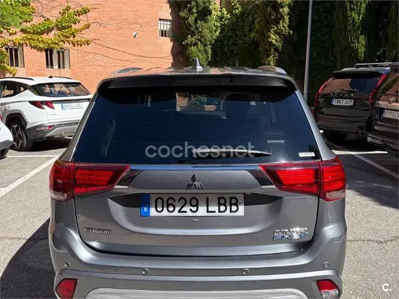 Usado Mitsubishi Outlander P-HEV 224 CV (164 kW) 2019 Gris / plata SUV