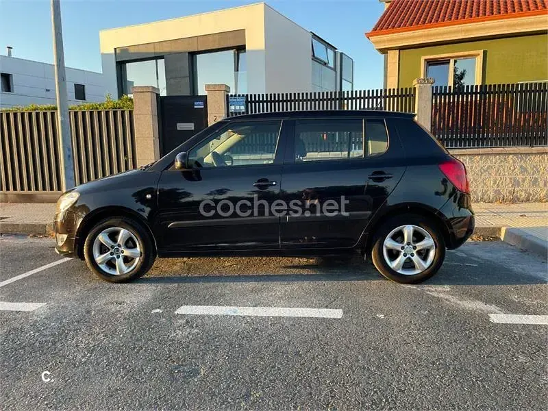 Usado Skoda Fabia Family 85 CV (62 kW) 2012 Negro Berlina