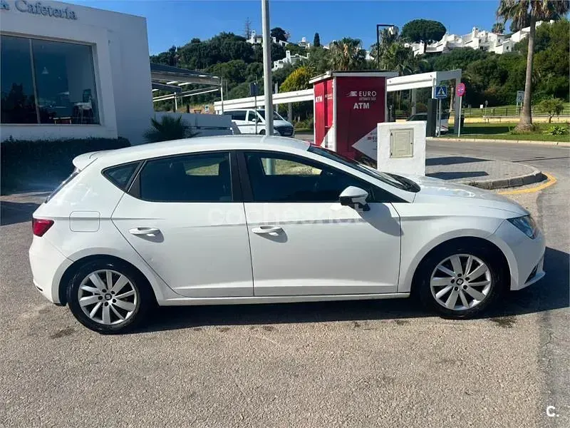 Usado Seat Leon Ecomotive 105 CV (77 kW) 2014 Blanco Berlina