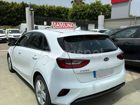 Usado Kia Ceed 120 CV (88 kW) 2021 Blanco Utilitario