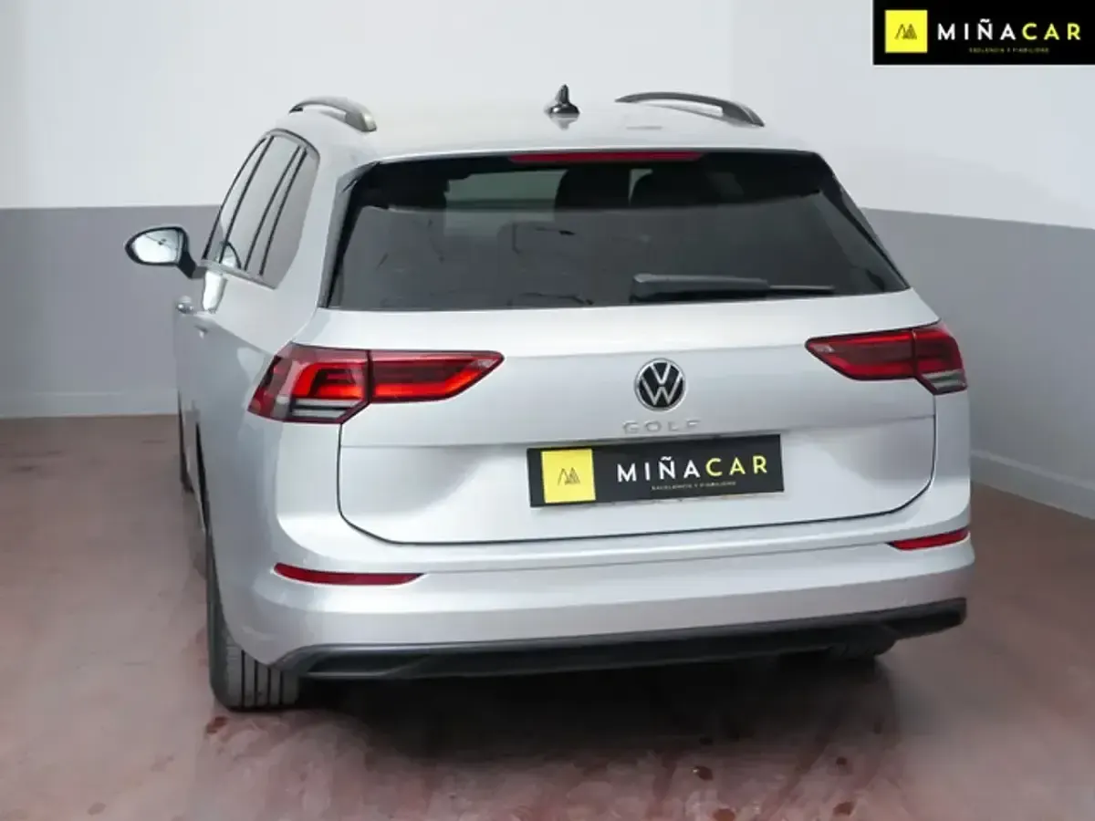 Usado VW Golf VIII Life 131 CV (96 kW) 2022 Gris / plata Familiar