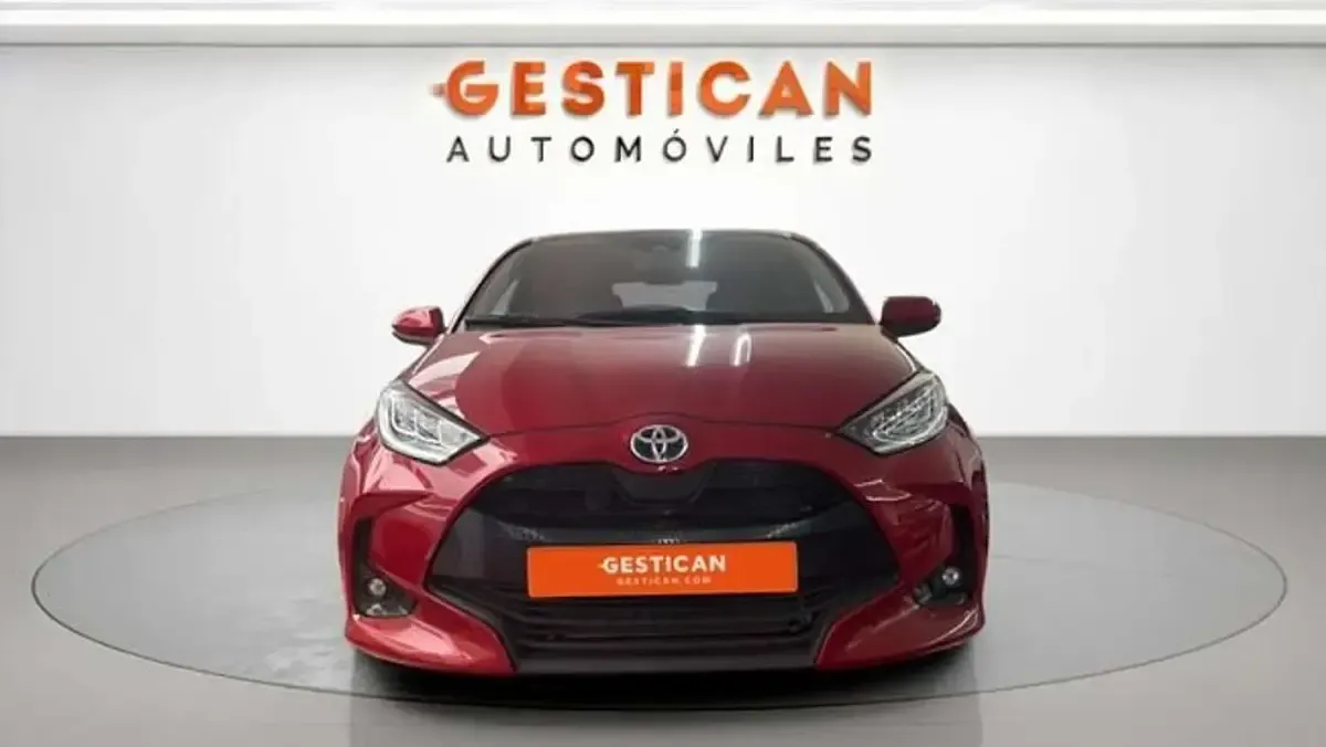 Usado Toyota Yaris Hybrid Style 116 CV (85 kW) 2023 Rojo Utilitario