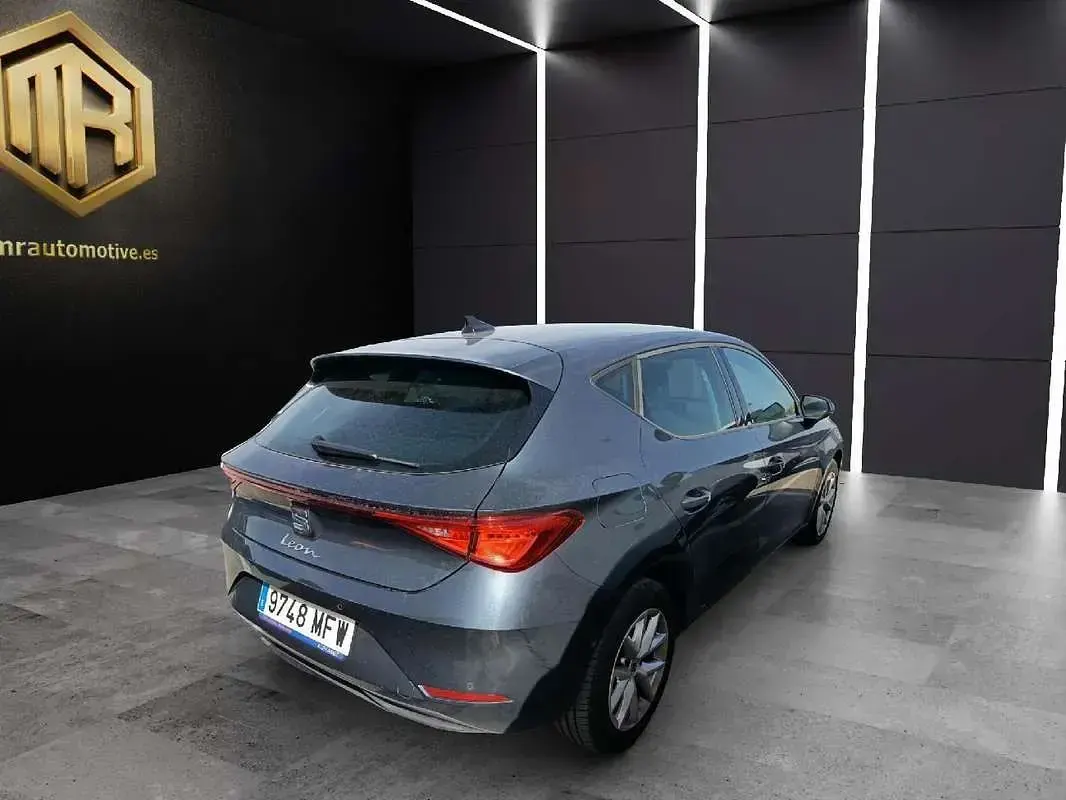 Usado Seat Leon Style 131 CV (96 kW) 2023 Gris Berlina