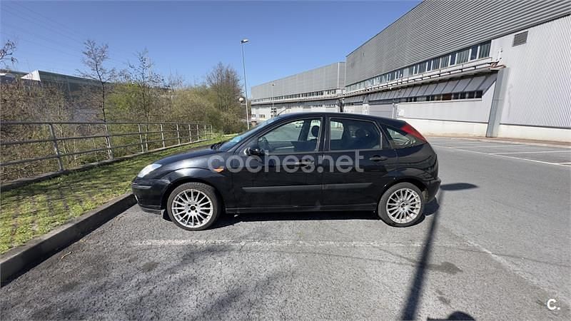 Usado Ford Focus Ghia 90 CV (66 kW) 2002 Negro Berlina