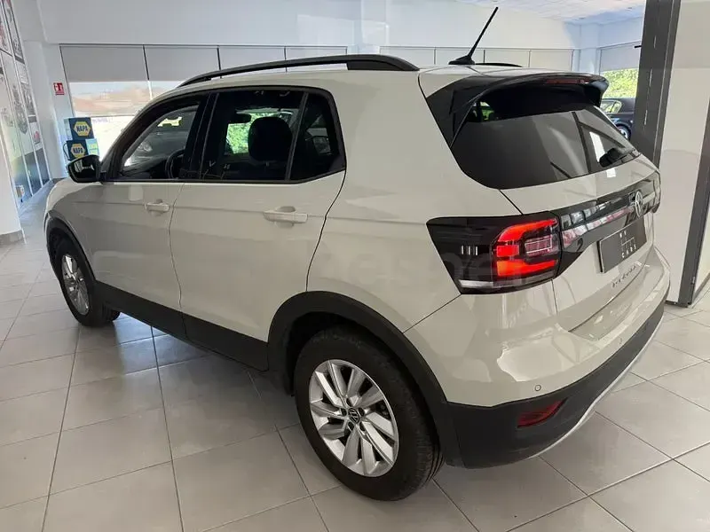 Usado VW T-Cross Advance 110 CV (80 kW) 2023 Gris / plata SUV