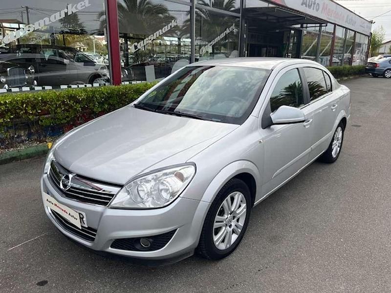 Gris / plata Usado 2010 Opel Astra Edition Berlina | 6500 € (Precio justo) - Imagen 1/4