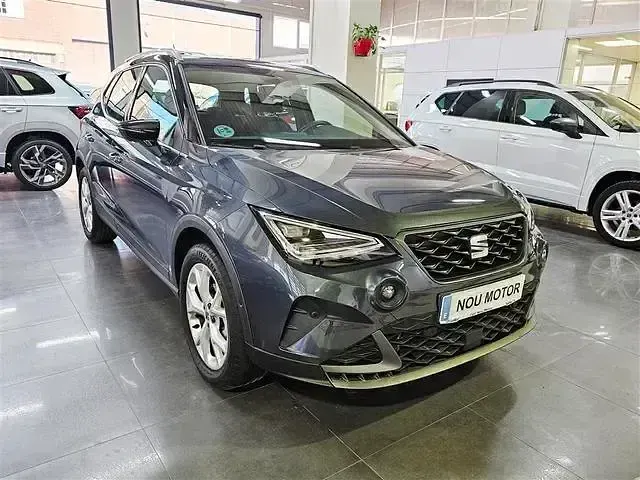 Usado Seat Arona FR 116 CV (85 kW) 2024 Gris / plata SUV
